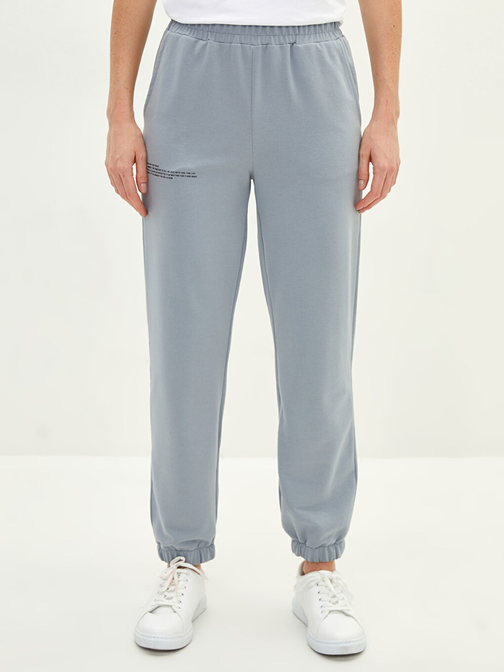 Gri Beli Lastikli Baskılı Cep Detaylı Kadın Eşofman Altı-1