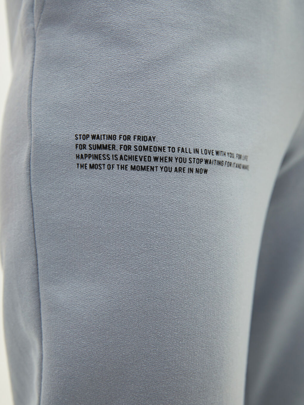 Gri Beli Lastikli Baskılı Cep Detaylı Kadın Eşofman Altı-2