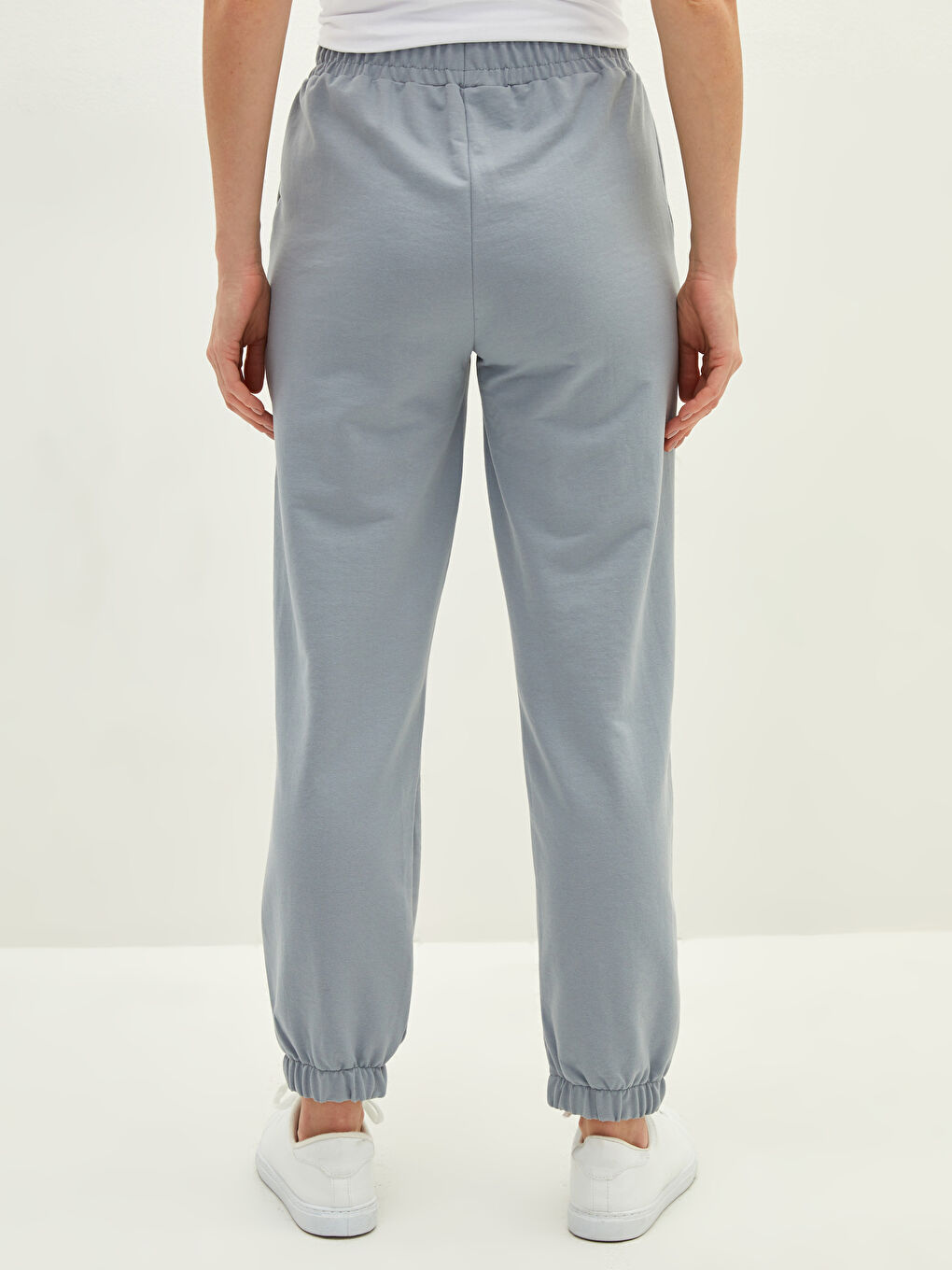 Gri Beli Lastikli Baskılı Cep Detaylı Kadın Eşofman Altı-3