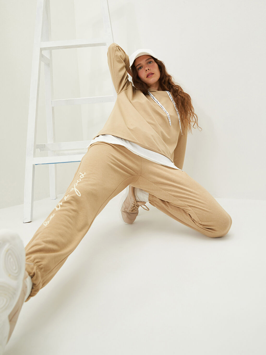 بنطلون رياضي بخصر مطاطي بتفاصيل جيب مطبوع للسيدات-1