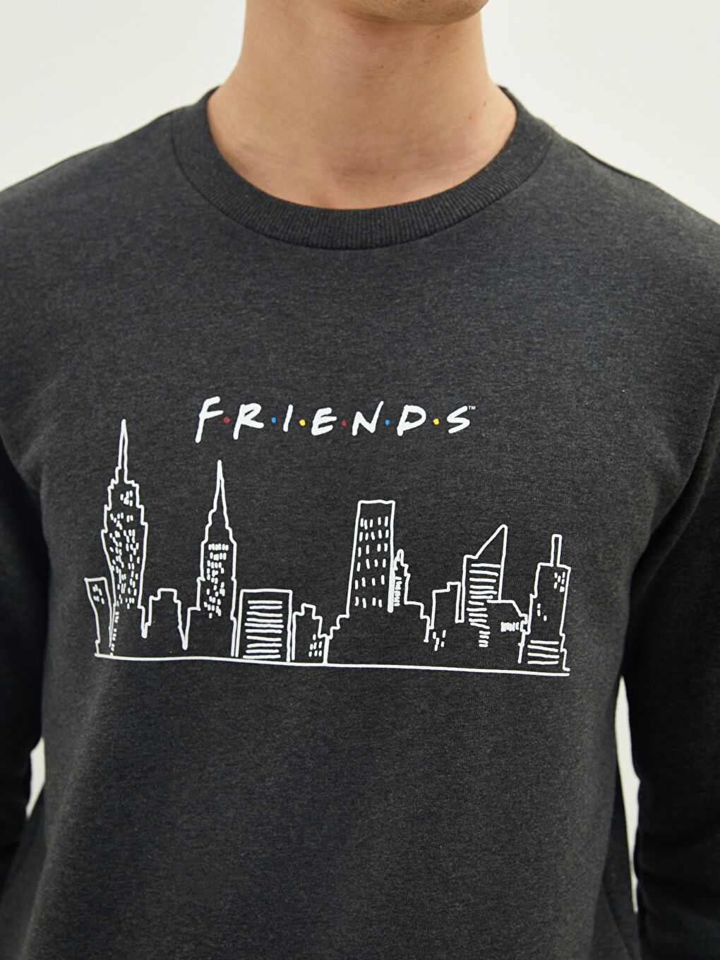 LCW Casual Antrasit Melanj Bisiklet Yaka Uzun Kollu Friends Baskılı Erkek Sweatshirt - 3