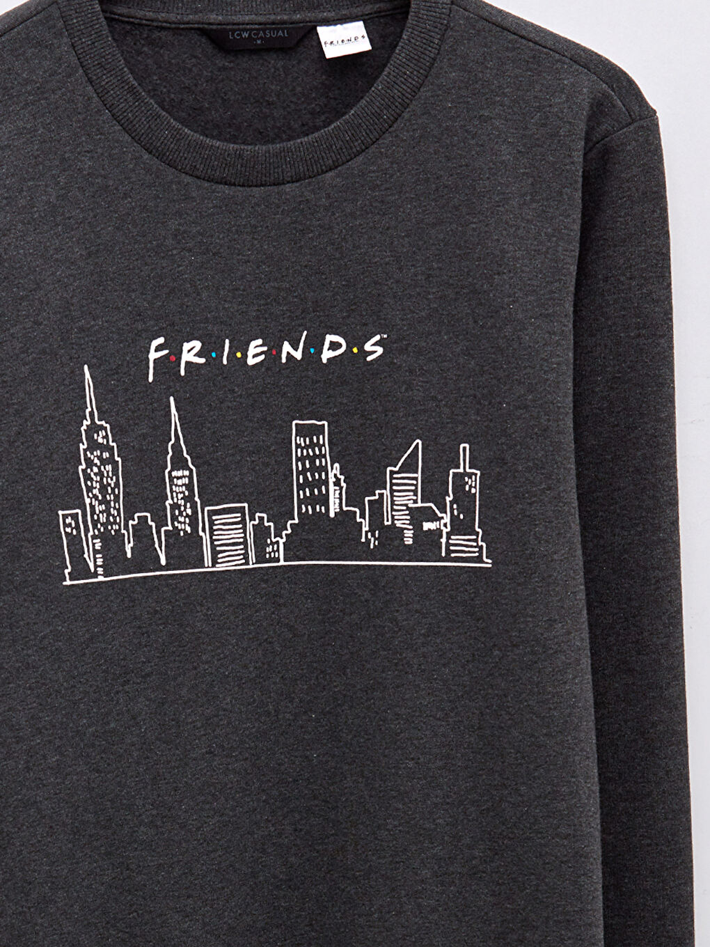 LCW Casual Antrasit Melanj Bisiklet Yaka Uzun Kollu Friends Baskılı Erkek Sweatshirt - 7