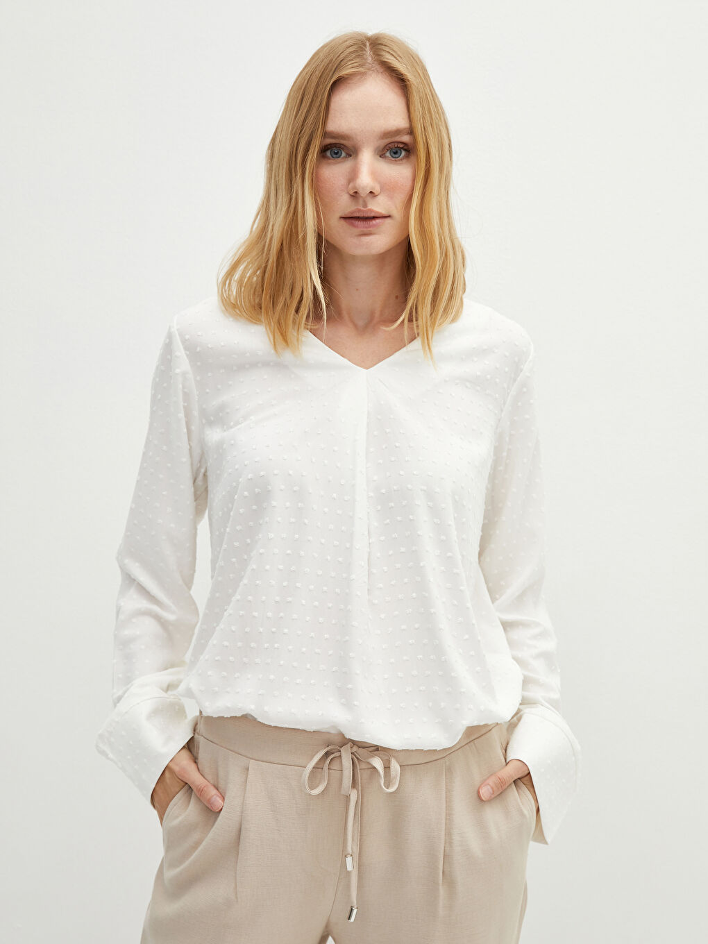 Ekru V Yaka Puantiyeli Uzun Kollu Viskon Kadın Bluz