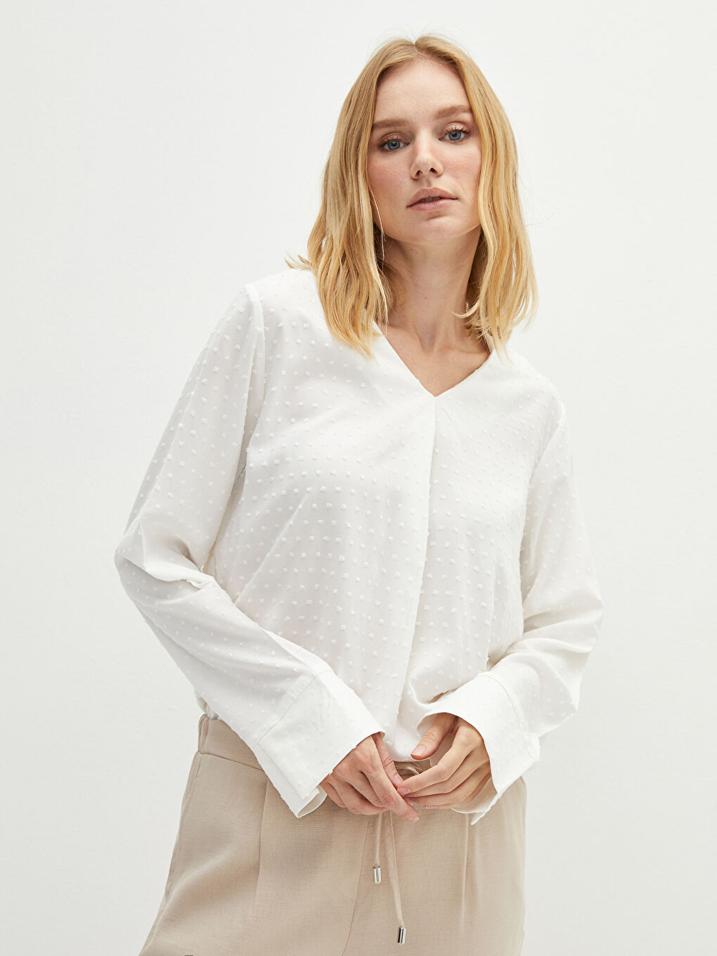 Ekru V Yaka Puantiyeli Uzun Kollu Viskon Kadın Bluz-2