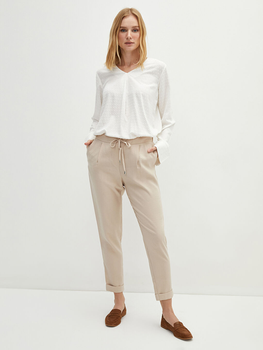 Ekru V Yaka Puantiyeli Uzun Kollu Viskon Kadın Bluz-3