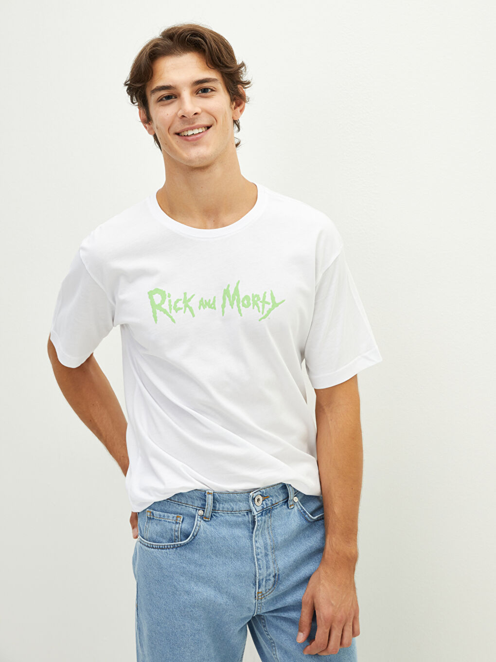 Beyaz Bisiklet Yaka Kısa Kollu Rick and Morty Baskılı Penye Erkek Tişört-1
