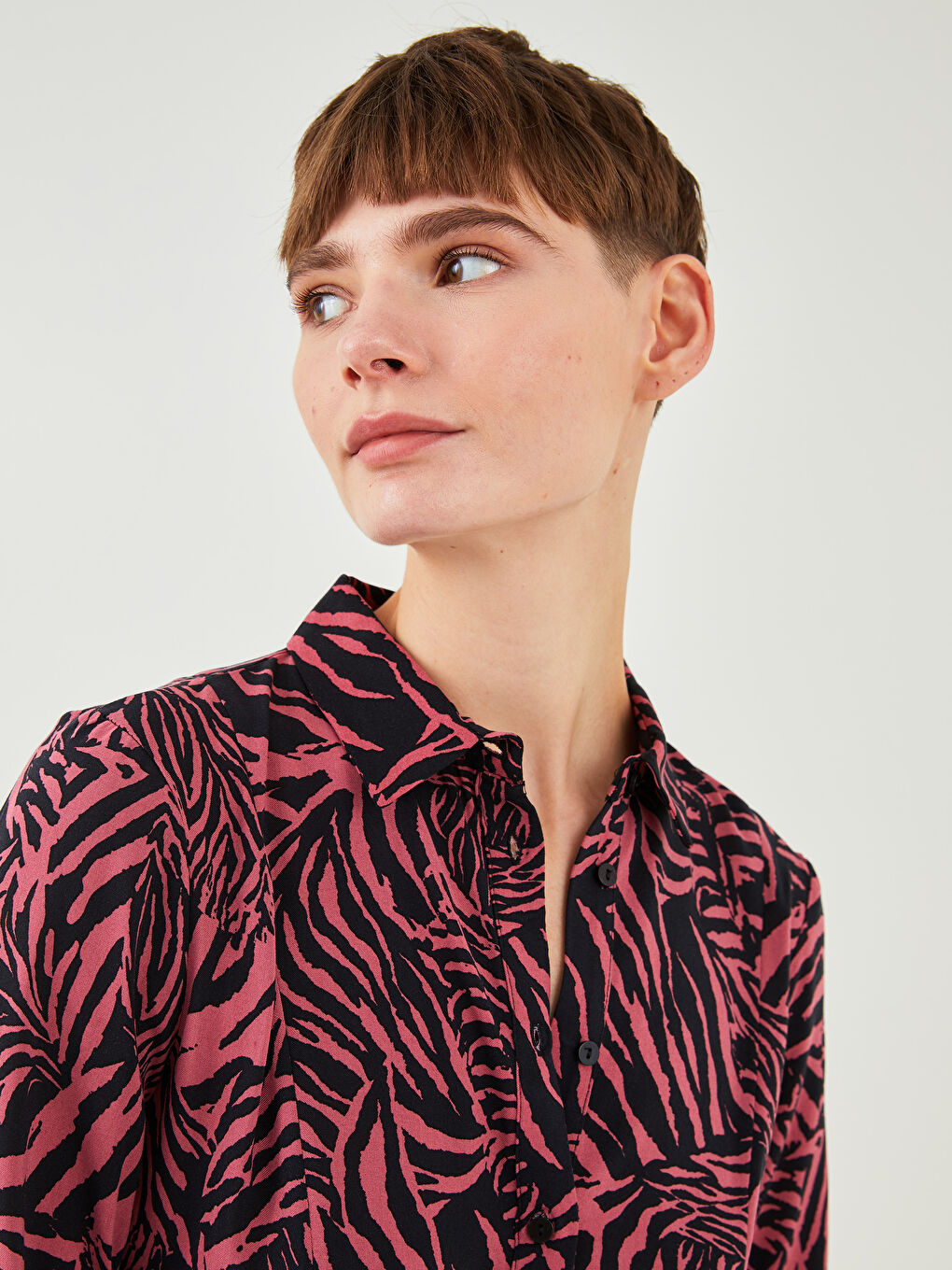 LCW Vision Платье с отложным воротником, длинным рукавом, с принтом, из вискозы для женщин-3