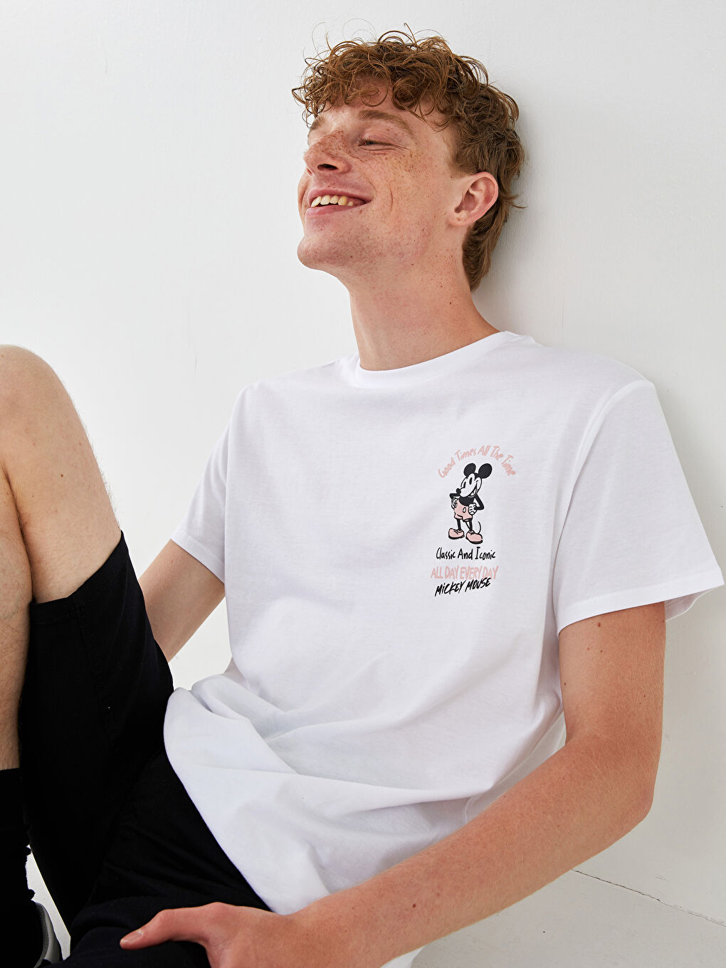 Beyaz Bisiklet Yaka Kısa Kollu Mickey Mouse Baskılı Penye Erkek Tişört-2