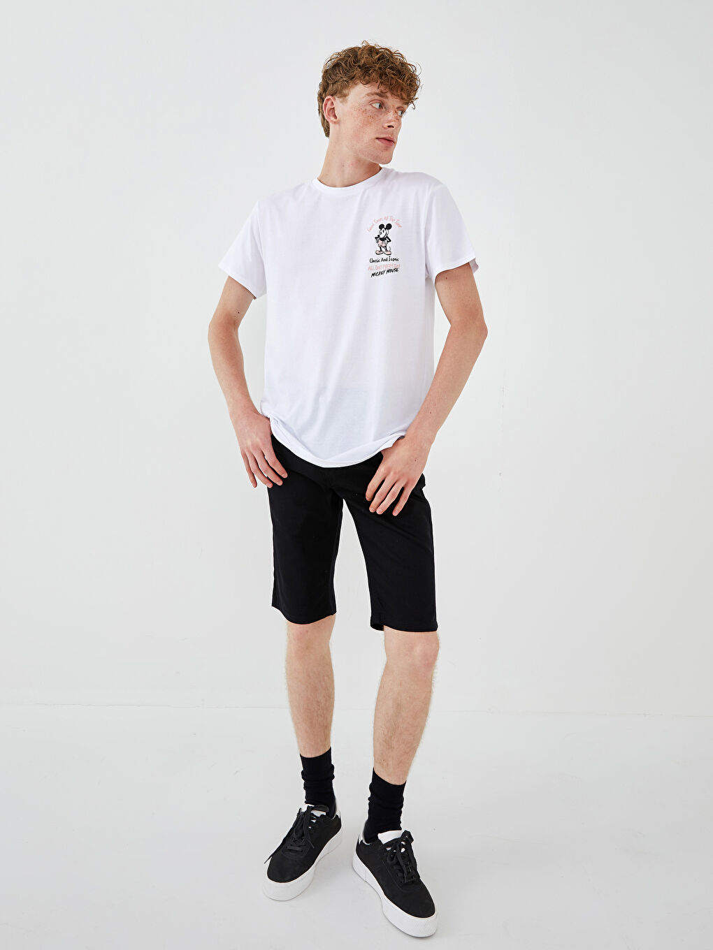 Beyaz Bisiklet Yaka Kısa Kollu Mickey Mouse Baskılı Penye Erkek Tişört-4