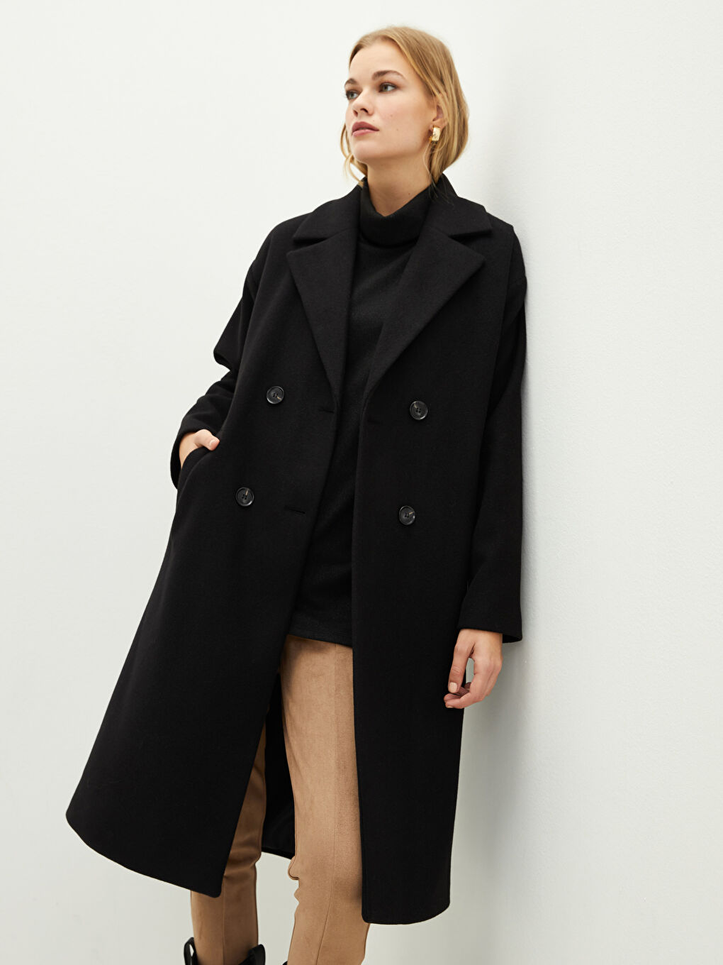 Siyah Ceket Yaka Düğme Detaylı Uzun Kollu Kadın Kaşe Kaban