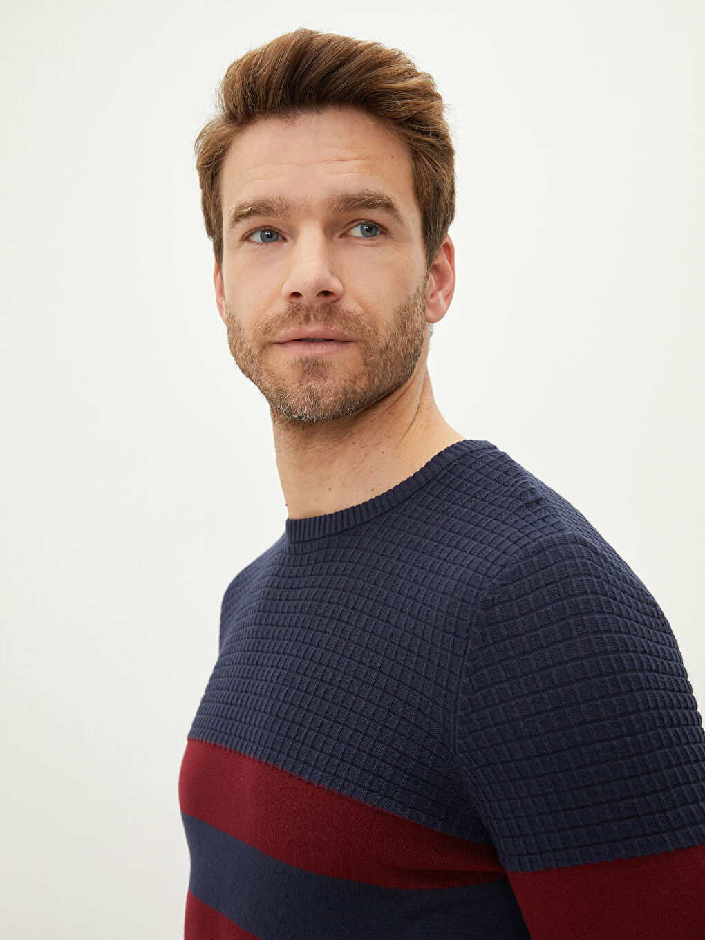 Мужской трикотажный свитер в полоску с круглым вырезом и длинными рукавами