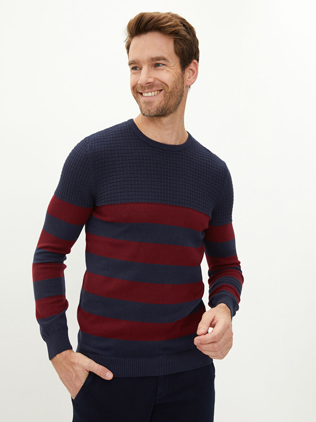 Мужской трикотажный свитер в полоску с круглым вырезом и длинными рукавами-1