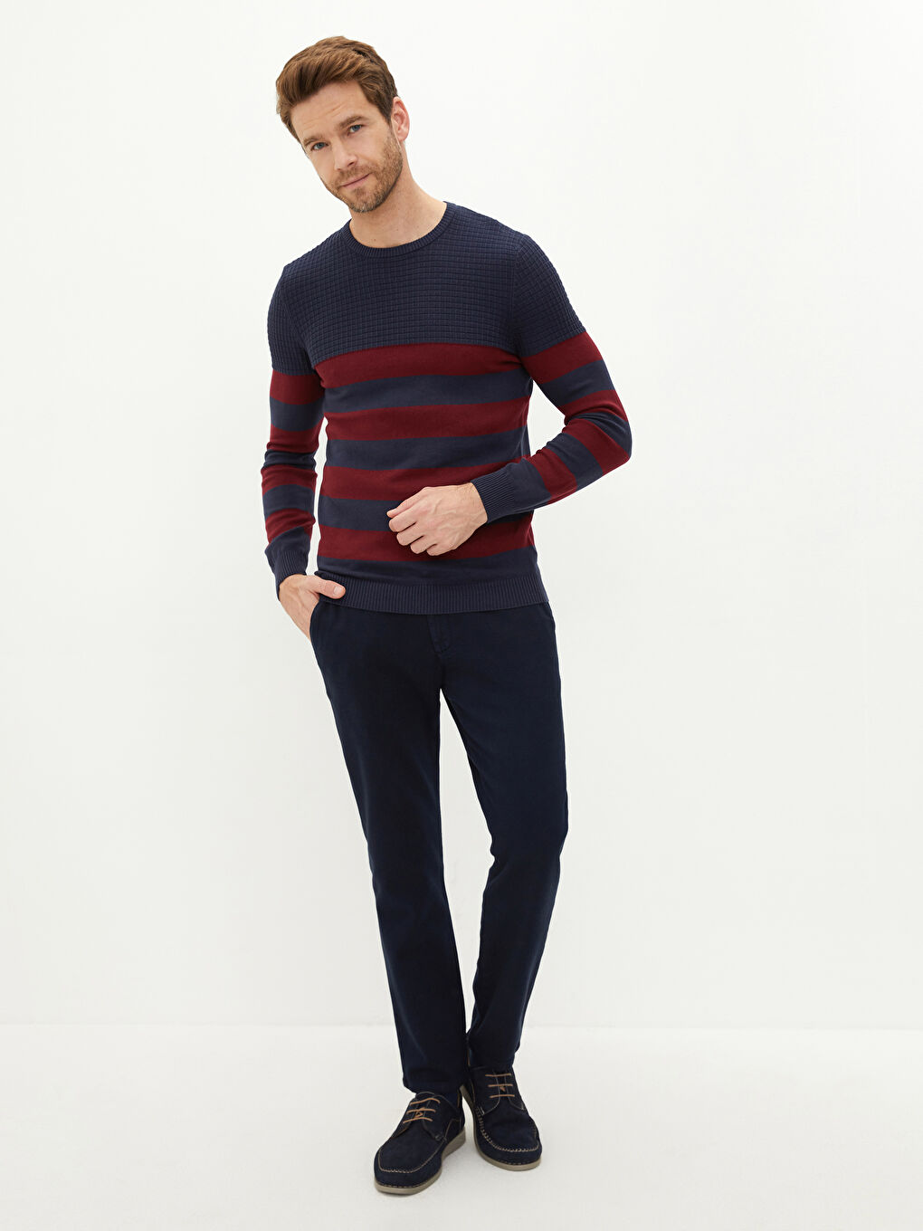 Мужской трикотажный свитер в полоску с круглым вырезом и длинными рукавами-3