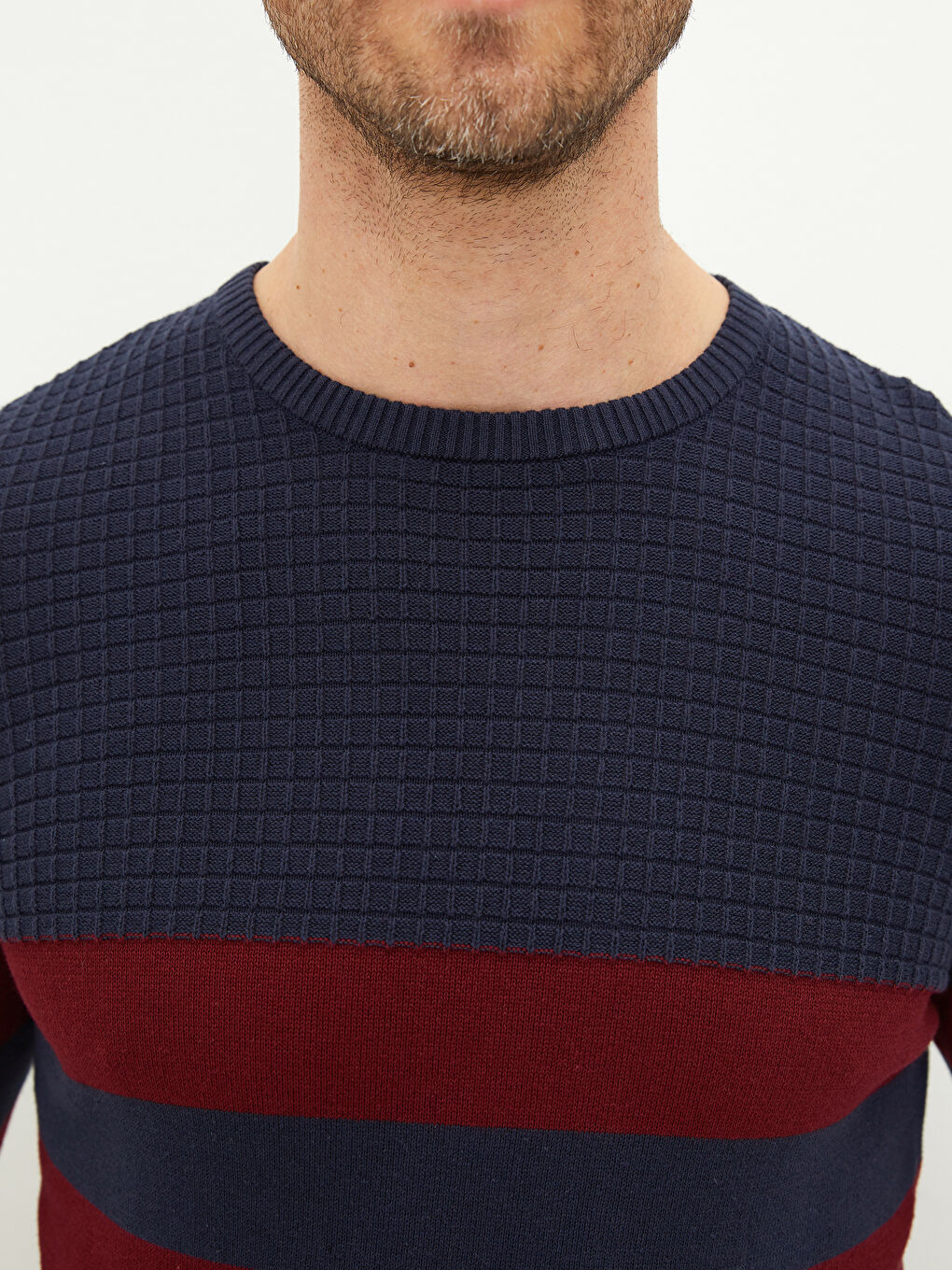 Мужской трикотажный свитер в полоску с круглым вырезом и длинными рукавами-4
