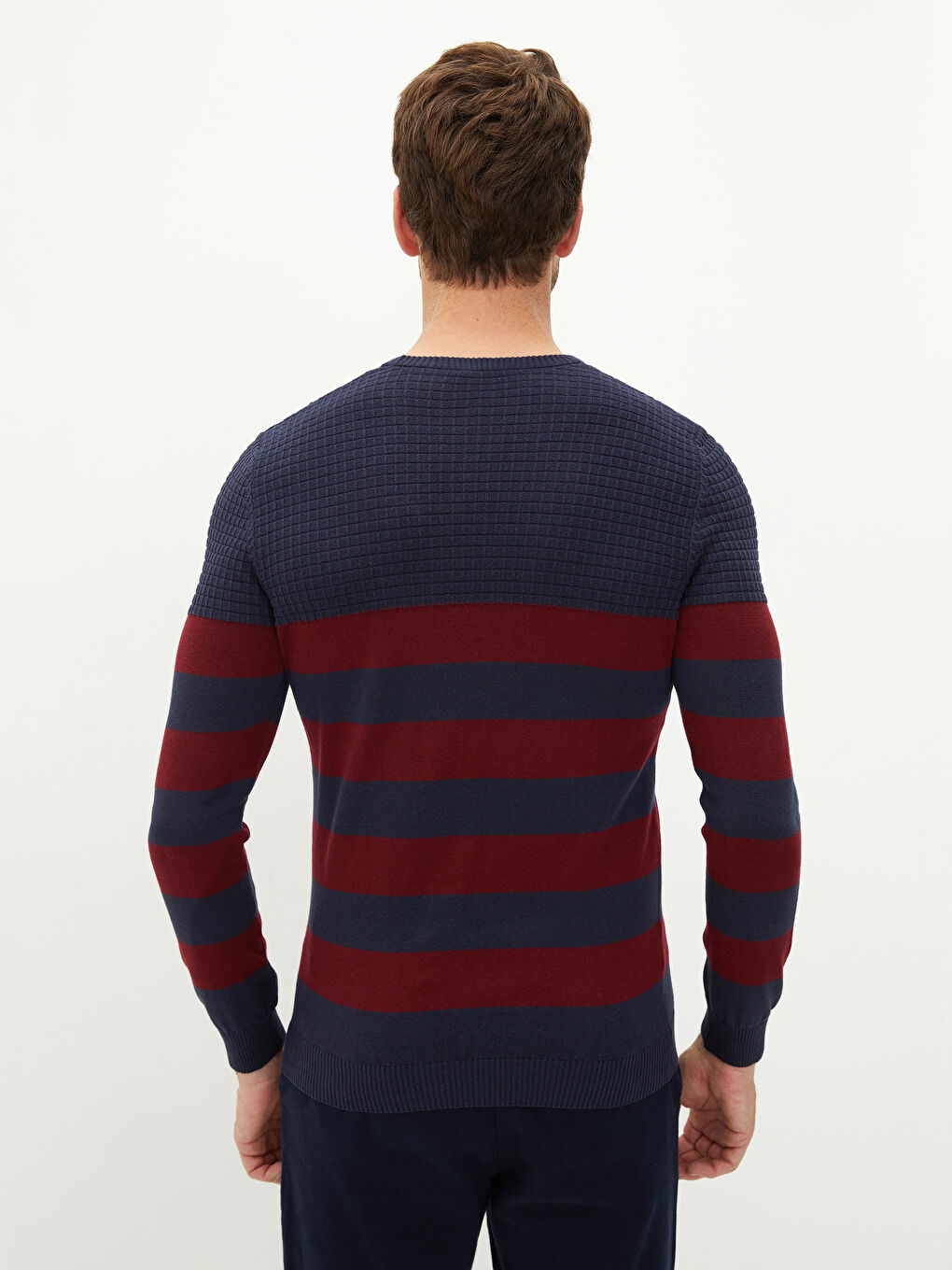 Мужской трикотажный свитер в полоску с круглым вырезом и длинными рукавами-5