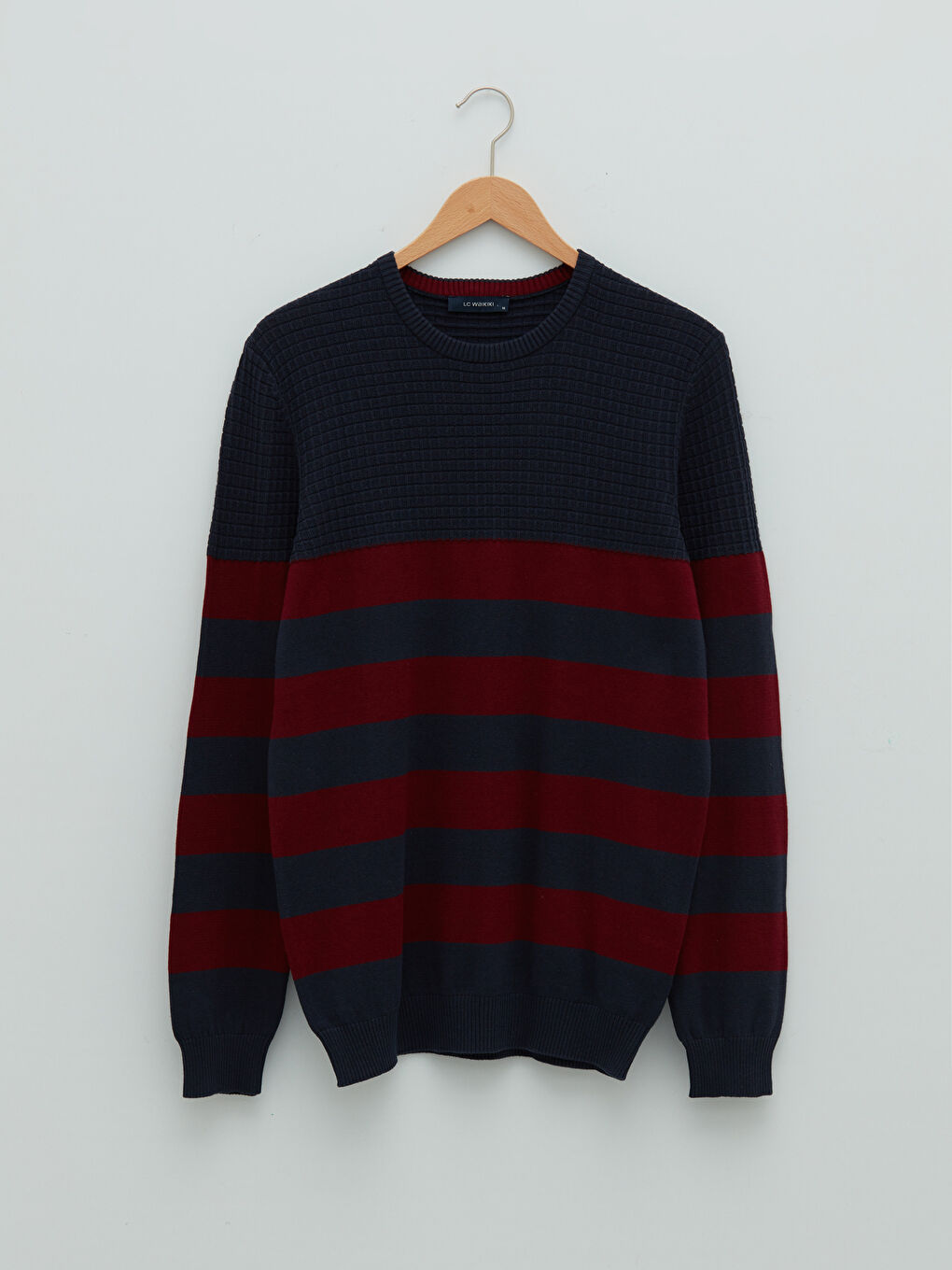 Мужской трикотажный свитер в полоску с круглым вырезом и длинными рукавами-6