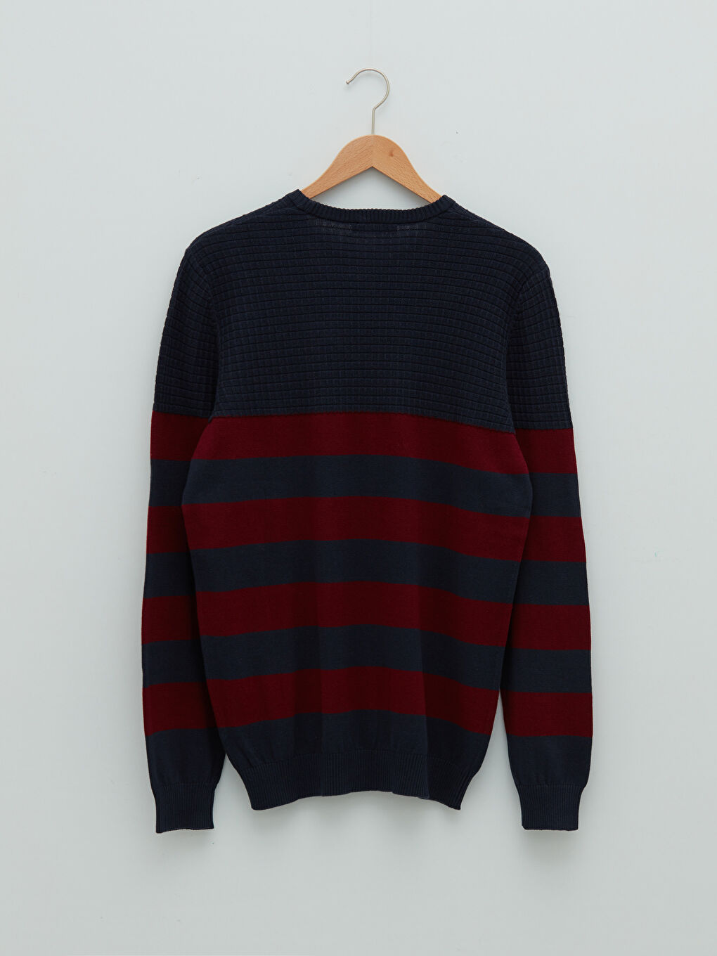 Мужской трикотажный свитер в полоску с круглым вырезом и длинными рукавами-7