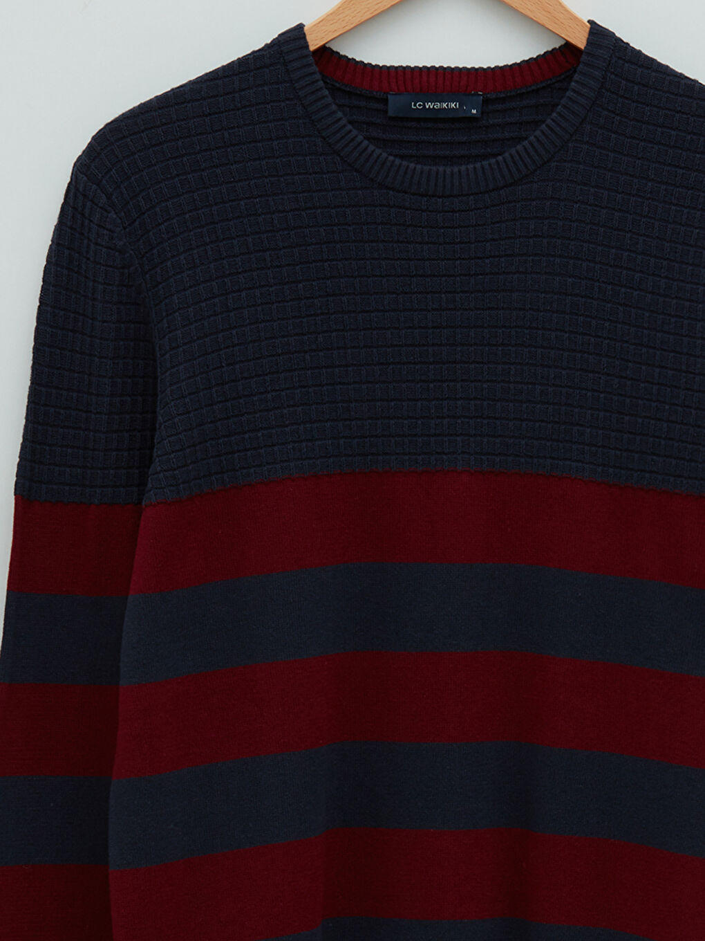 Мужской трикотажный свитер в полоску с круглым вырезом и длинными рукавами-8