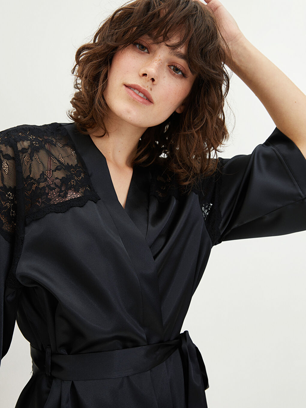 Siyah Kruvaze Yaka Dantelli Saten Kadın Sabahlık