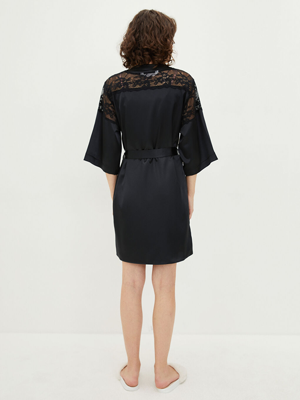 Siyah Kruvaze Yaka Dantelli Saten Kadın Sabahlık-4