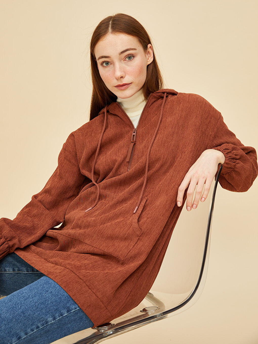 Kahverengi Kapüşon Yaka Düz Uzun Kollu Oversize Kadife Kumaş Kadın Tunik