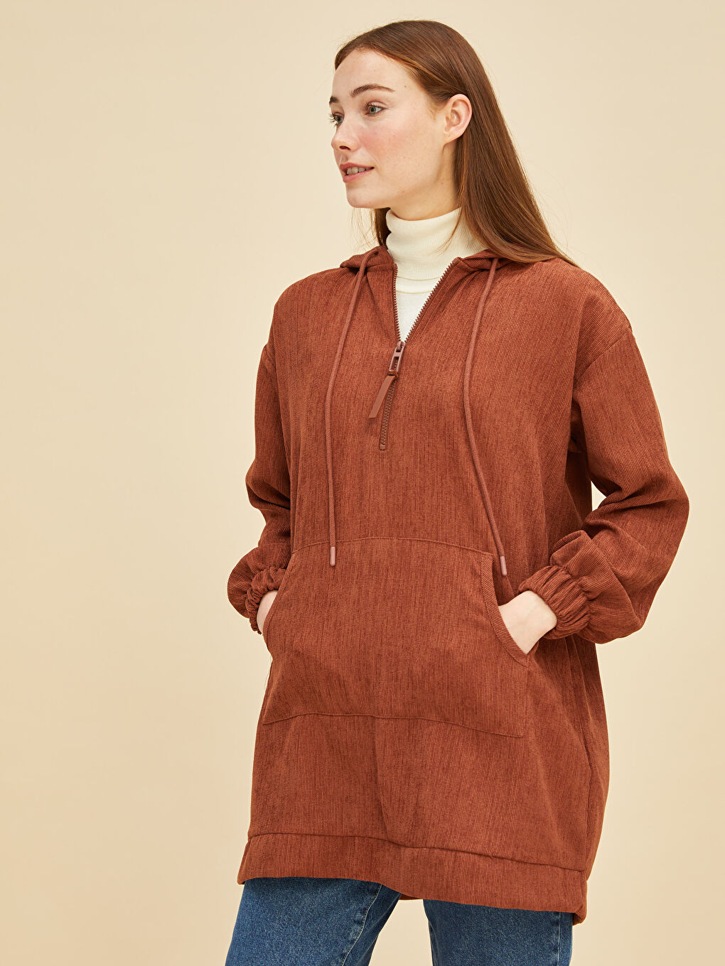 Kahverengi Kapüşon Yaka Düz Uzun Kollu Oversize Kadife Kumaş Kadın Tunik-1