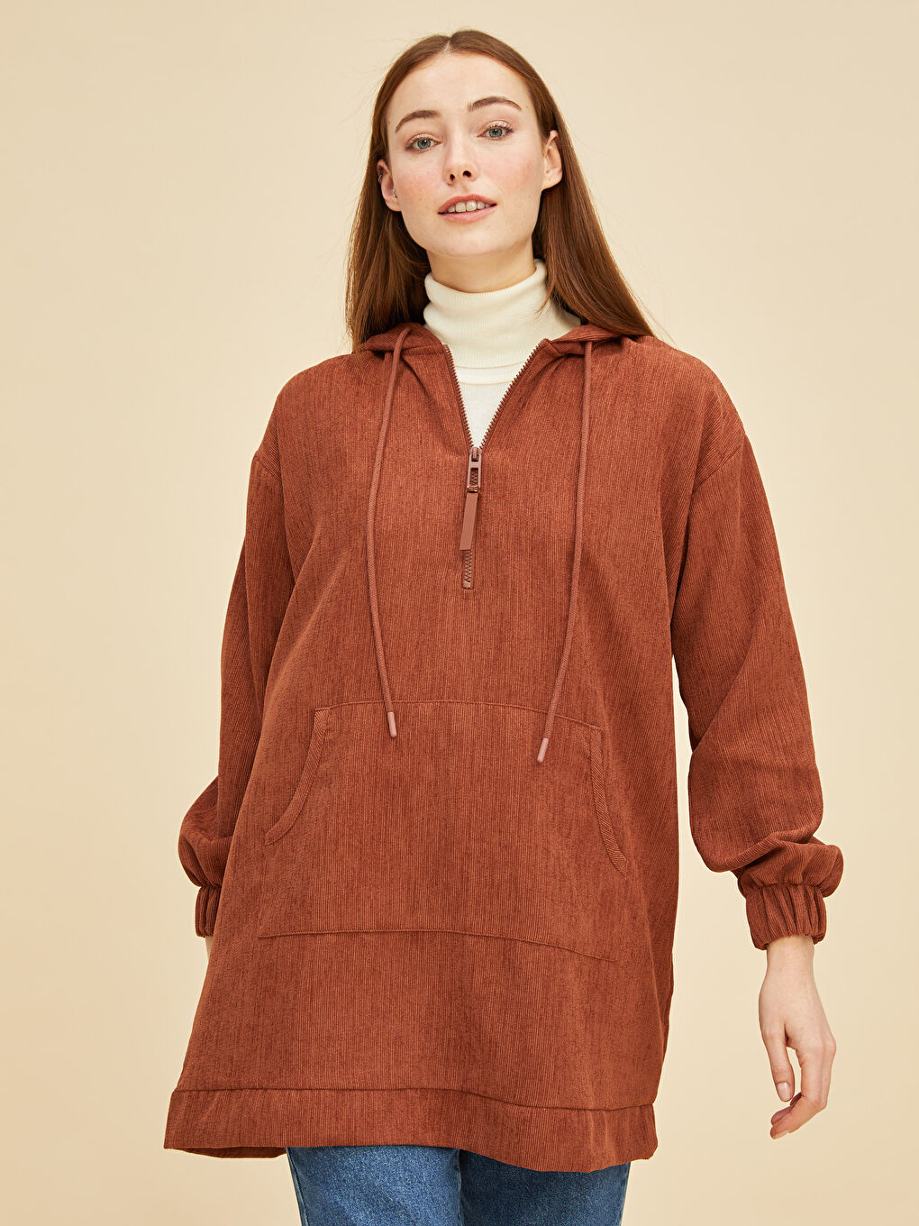 Kahverengi Kapüşon Yaka Düz Uzun Kollu Oversize Kadife Kumaş Kadın Tunik-2