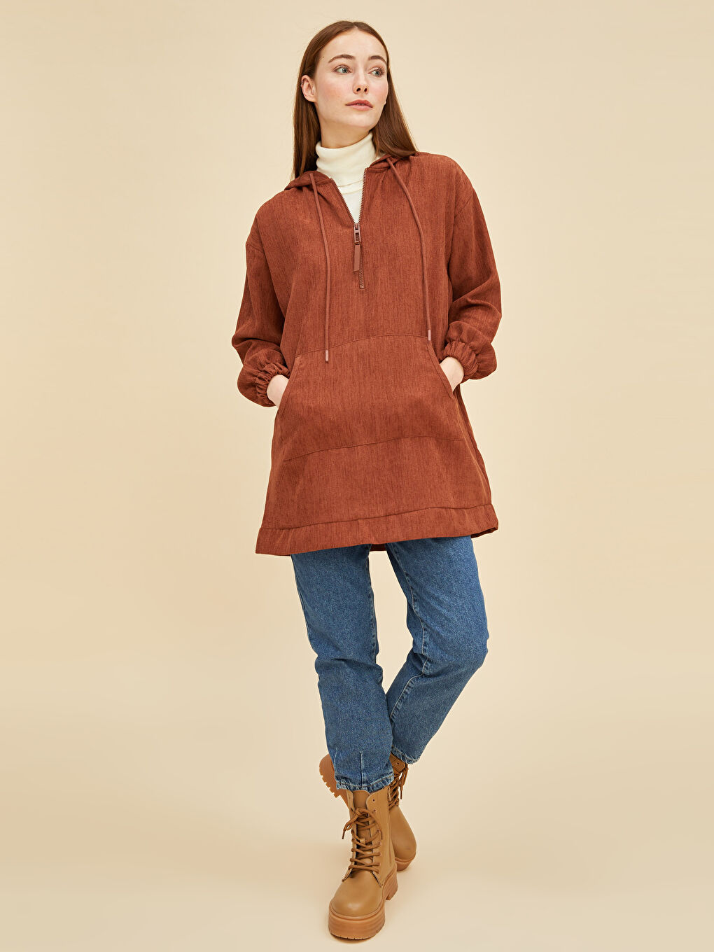 Kahverengi Kapüşon Yaka Düz Uzun Kollu Oversize Kadife Kumaş Kadın Tunik-3