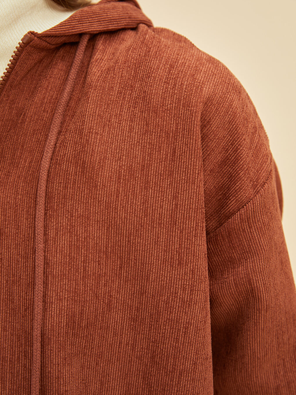 Kahverengi Kapüşon Yaka Düz Uzun Kollu Oversize Kadife Kumaş Kadın Tunik-4