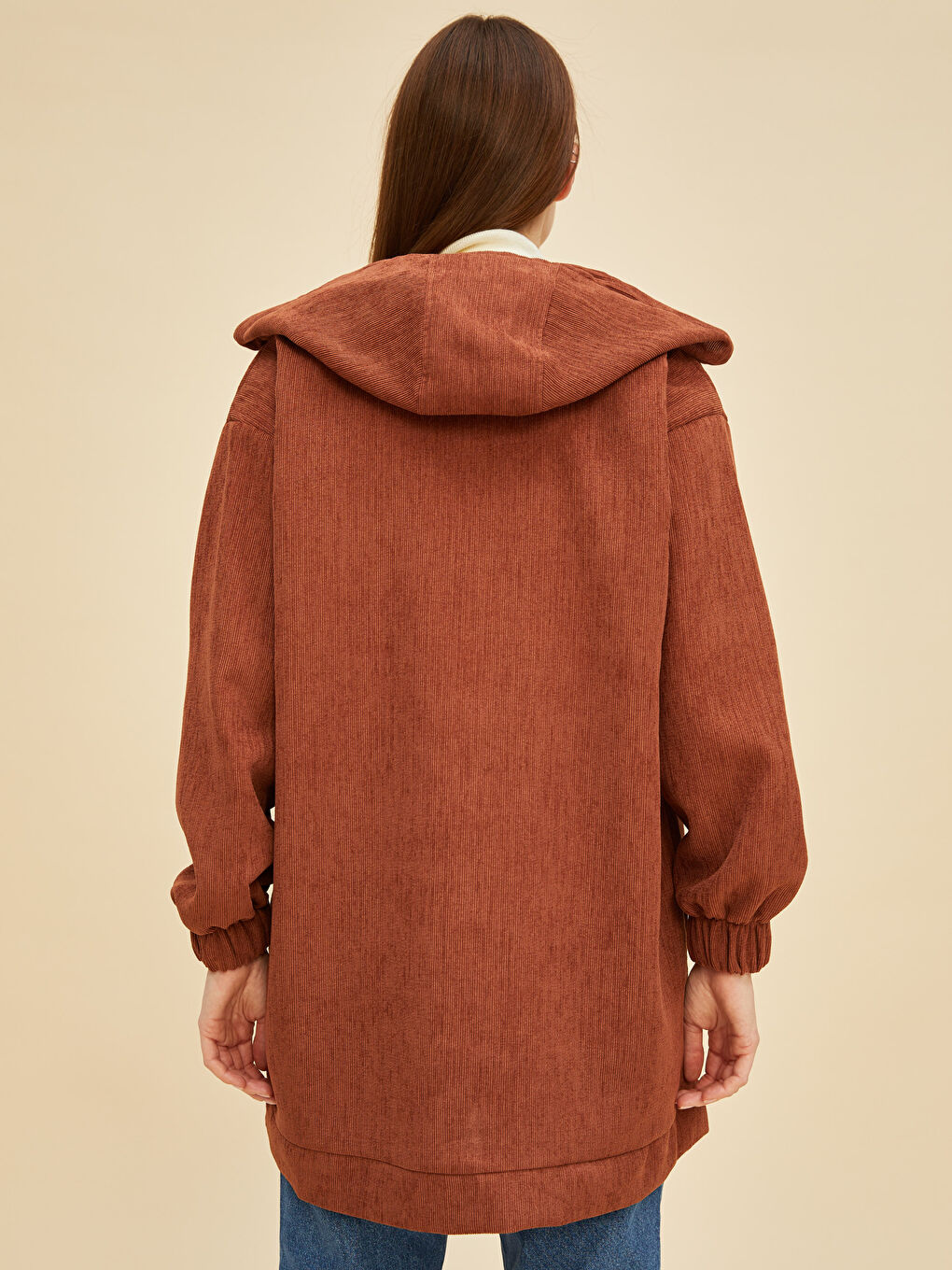 Kahverengi Kapüşon Yaka Düz Uzun Kollu Oversize Kadife Kumaş Kadın Tunik-5