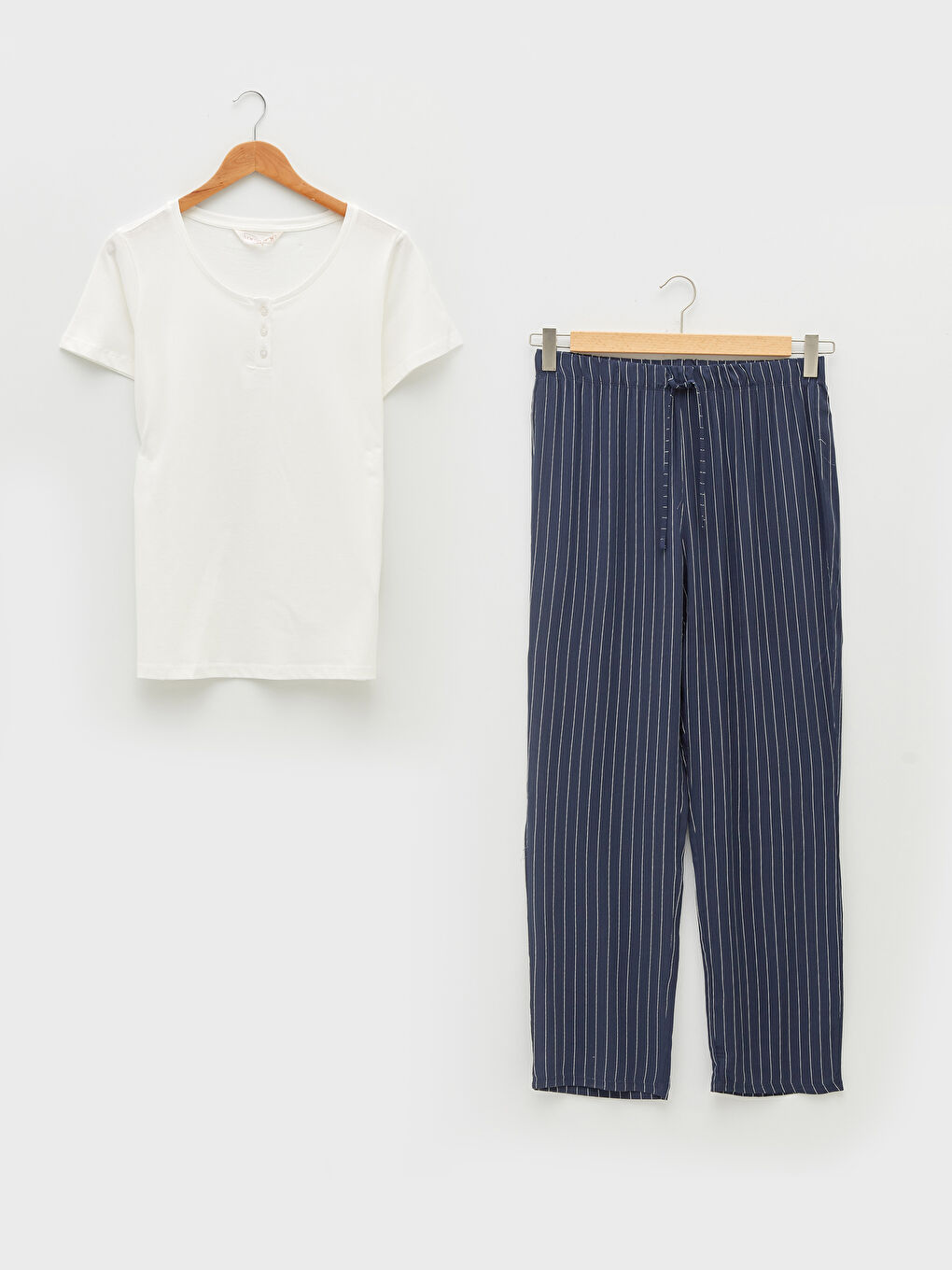 Ensemble de Pyjama Rayé à Manches Courtes et Col Rond pour Femmes-5