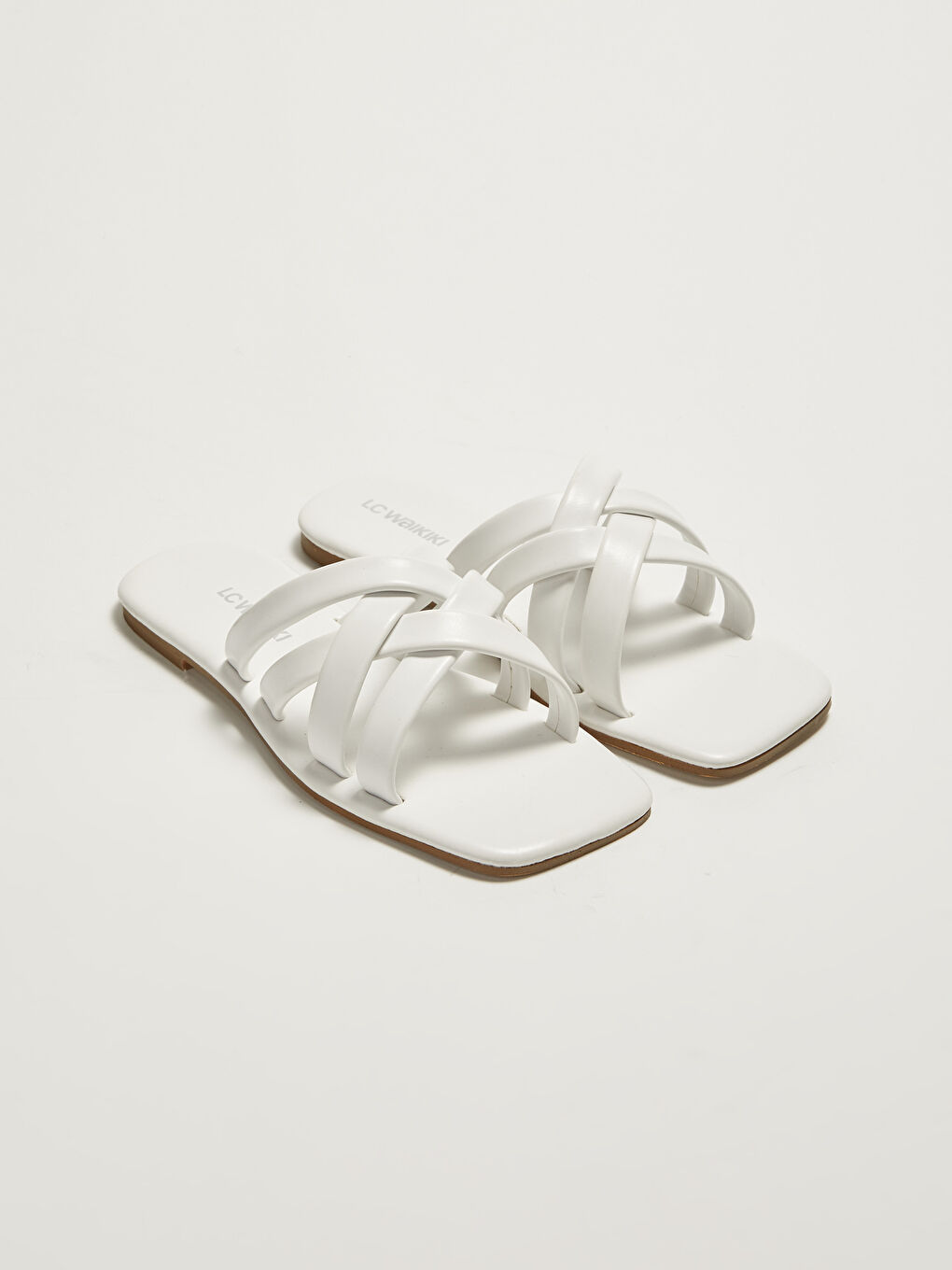 Beyaz Deri Görünümlü Çapraz Bantlı Kadın Terlik