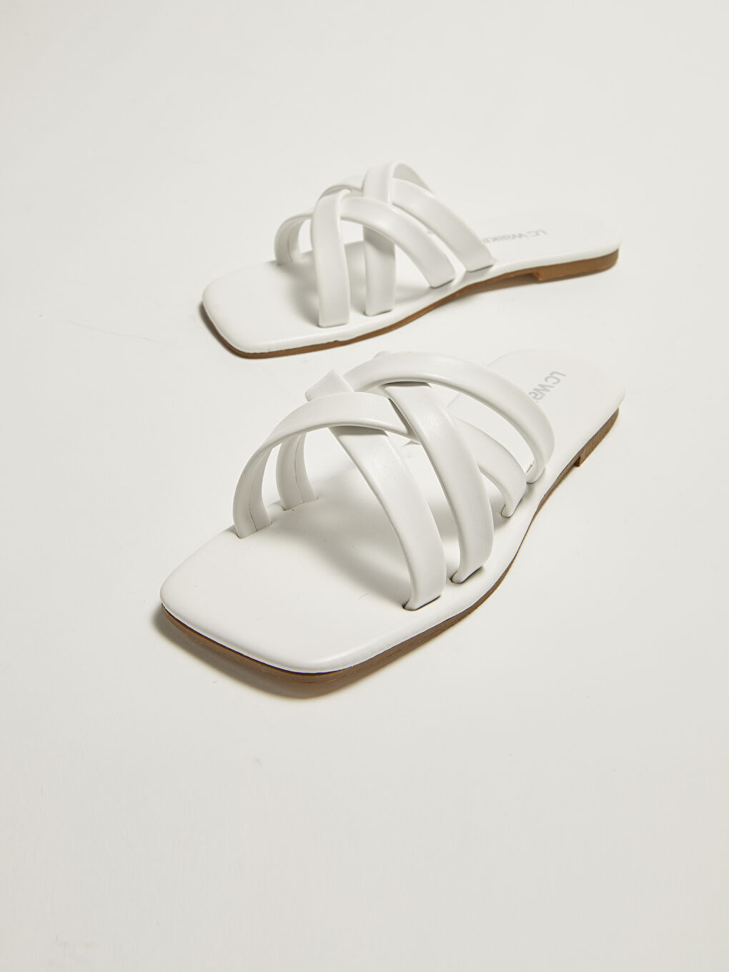 Beyaz Deri Görünümlü Çapraz Bantlı Kadın Terlik-3