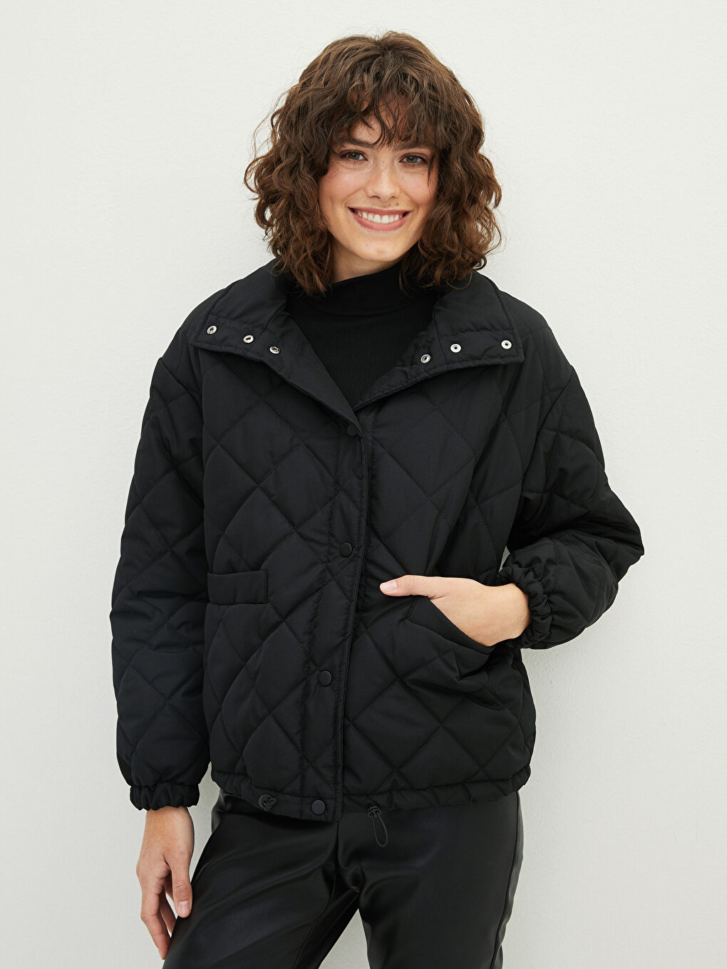 Siyah Dik Yaka Kapitone Desenli Uzun Kollu İnce Kadın Şişme Mont