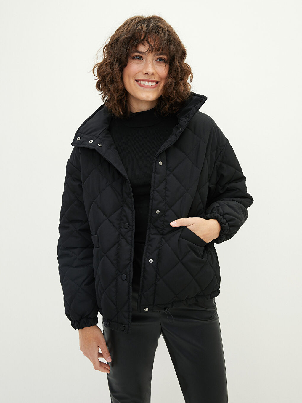 Siyah Dik Yaka Kapitone Desenli Uzun Kollu İnce Kadın Şişme Mont-1