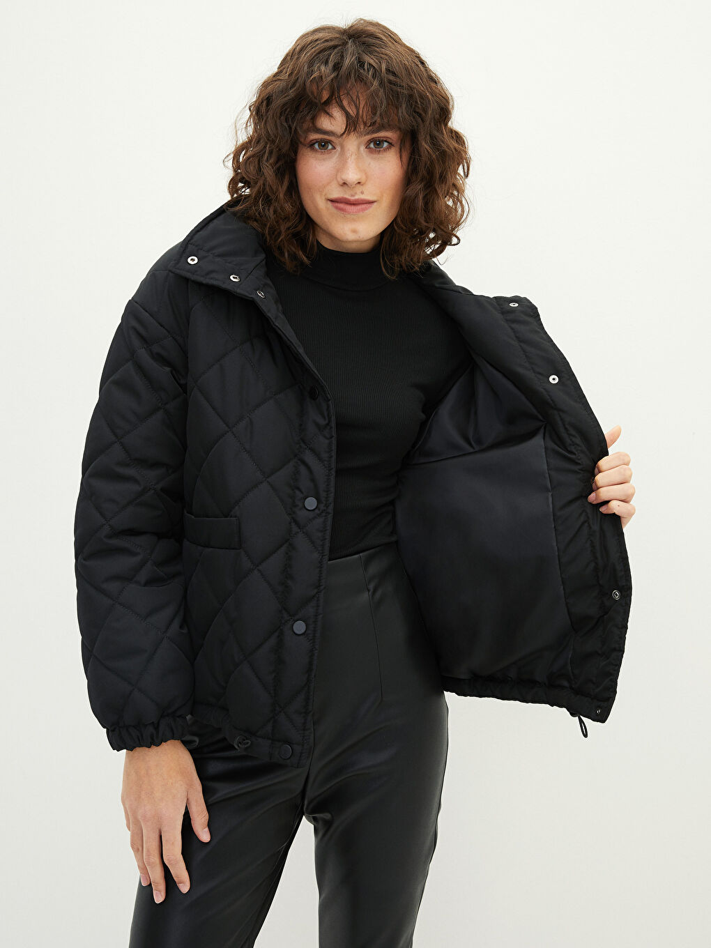 Siyah Dik Yaka Kapitone Desenli Uzun Kollu İnce Kadın Şişme Mont-2