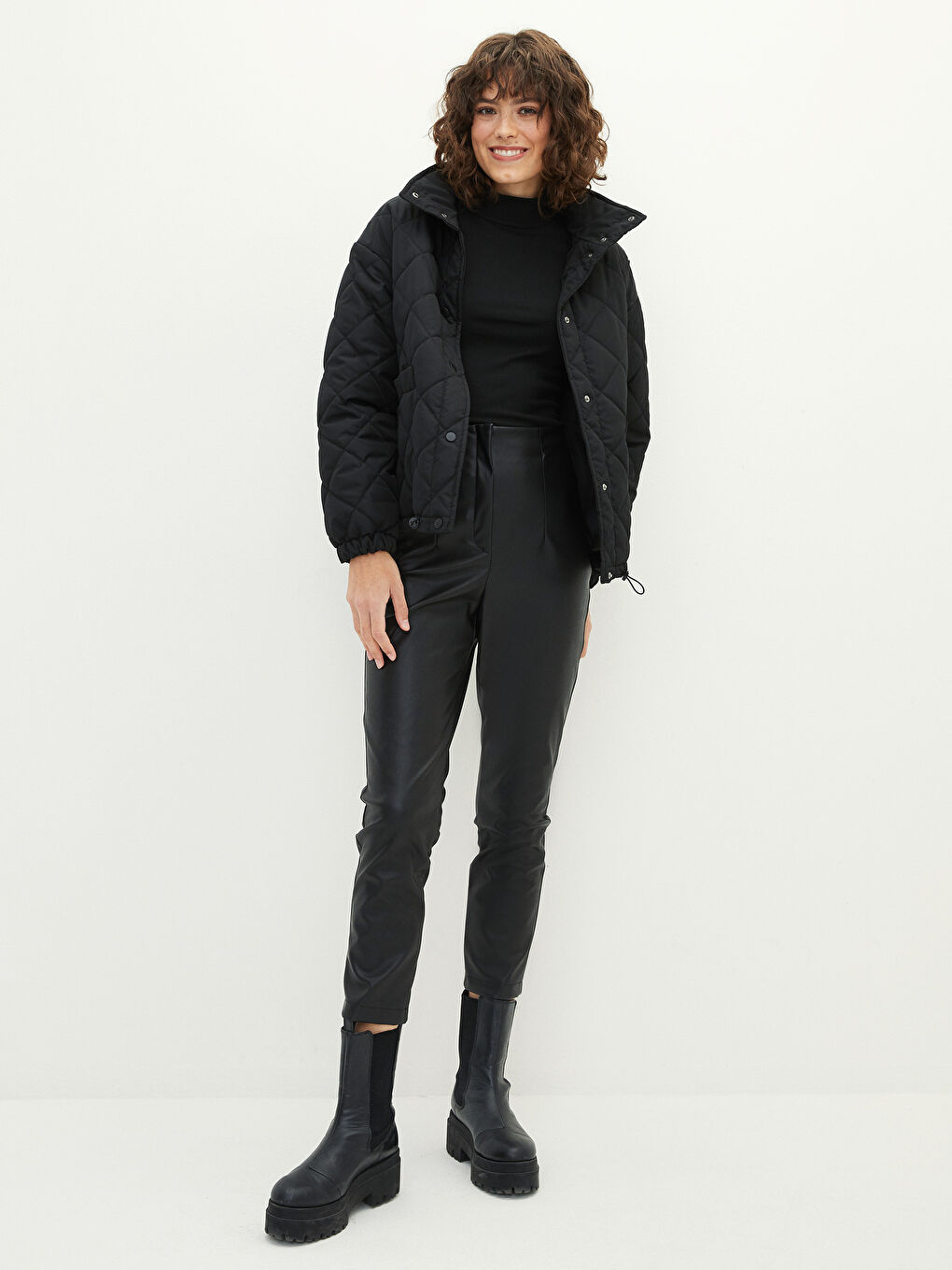 Siyah Dik Yaka Kapitone Desenli Uzun Kollu İnce Kadın Şişme Mont-3