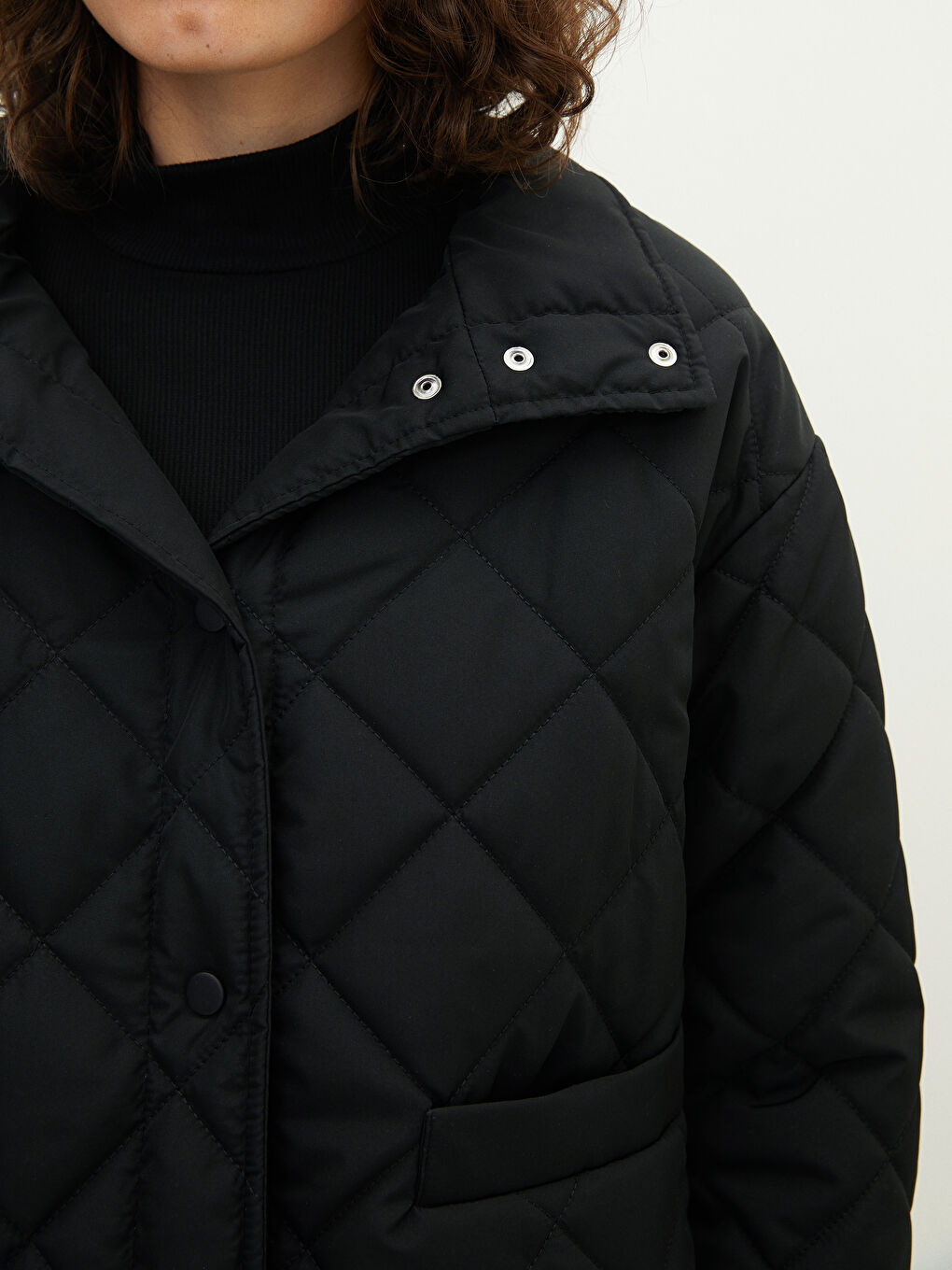 Siyah Dik Yaka Kapitone Desenli Uzun Kollu İnce Kadın Şişme Mont-4