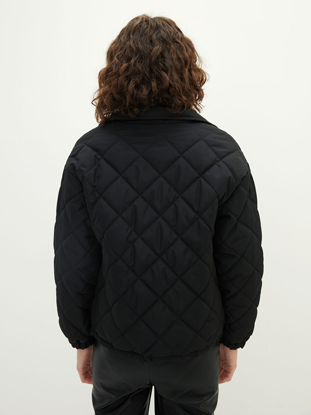 Siyah Dik Yaka Kapitone Desenli Uzun Kollu İnce Kadın Şişme Mont-5