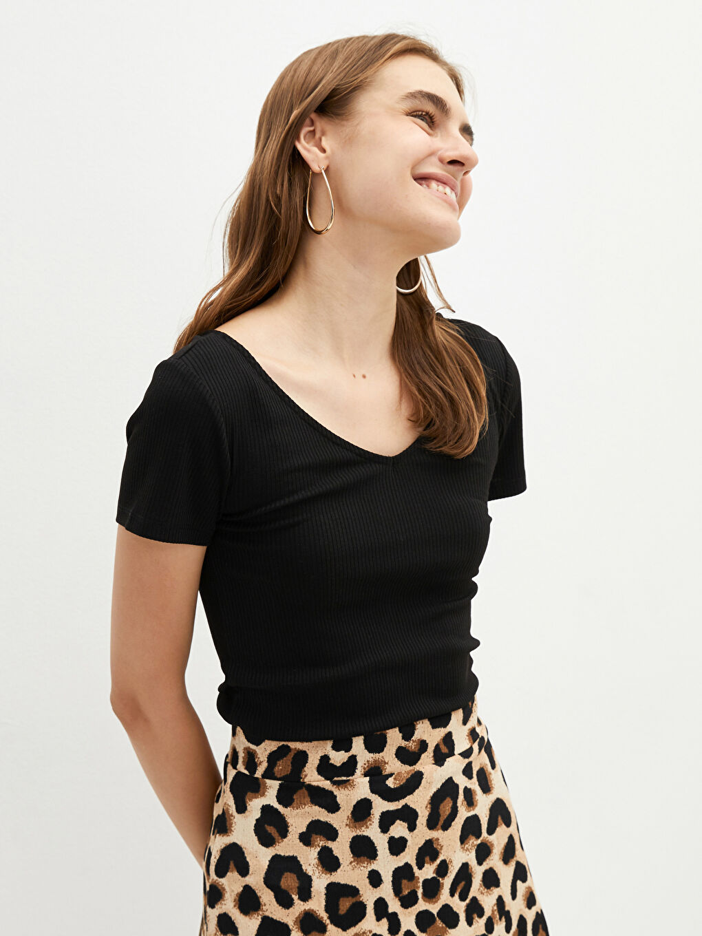 Siyah V Yaka Düz Kısa Kollu Kadın Tişört-2