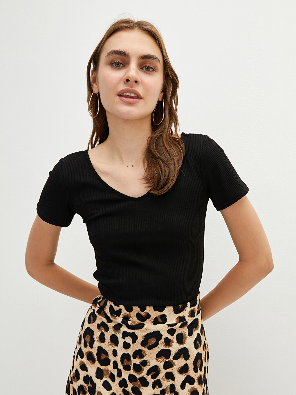 Siyah V Yaka Düz Kısa Kollu Kadın Tişört-3