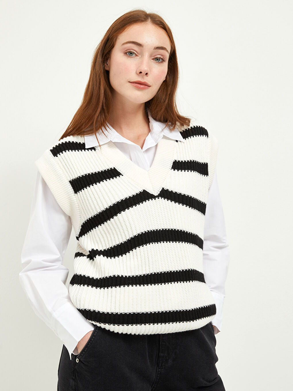 Siyah Kadın V Yaka Çizgili Kolsuz Triko Süveter