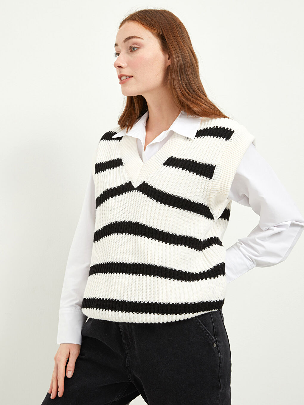 Siyah Kadın V Yaka Çizgili Kolsuz Triko Süveter-1