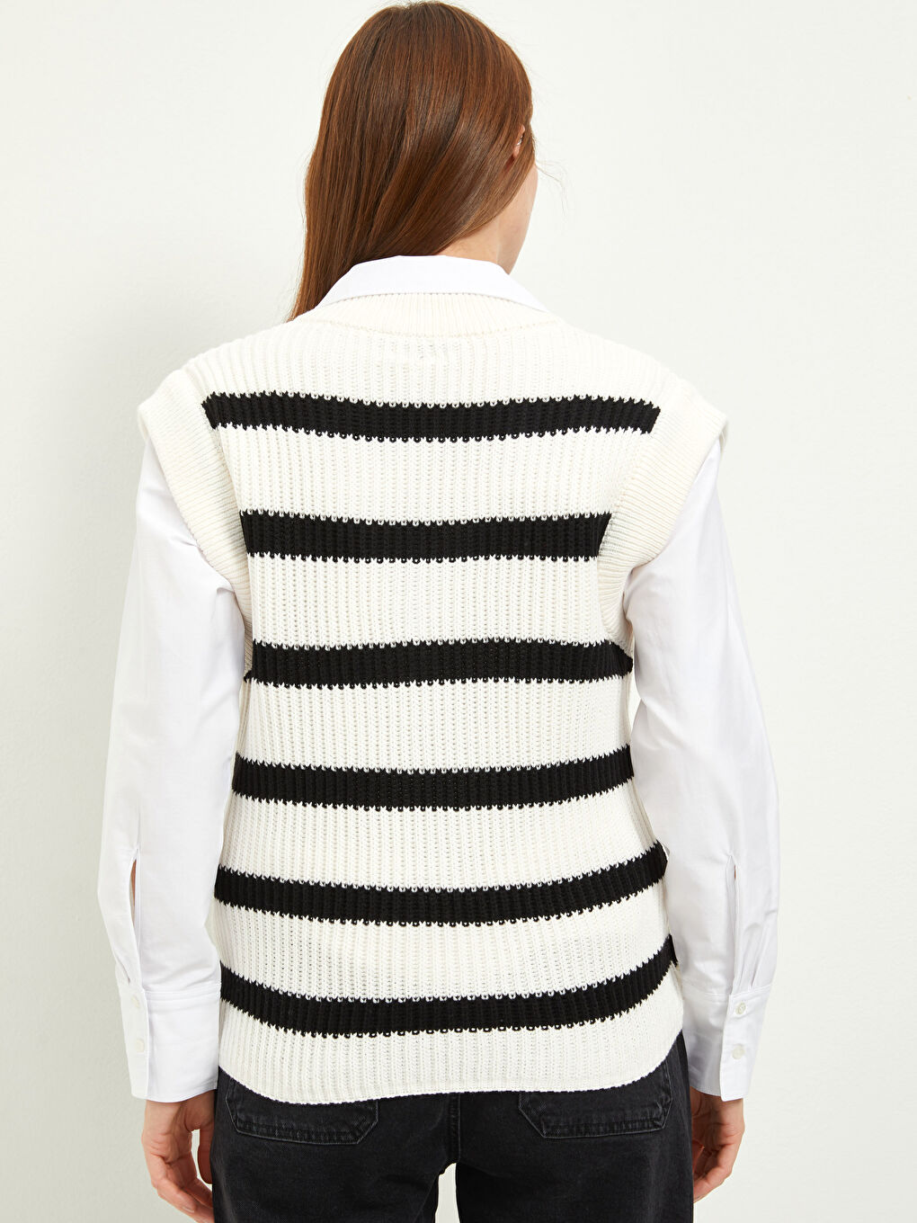 Siyah Kadın V Yaka Çizgili Kolsuz Triko Süveter-3