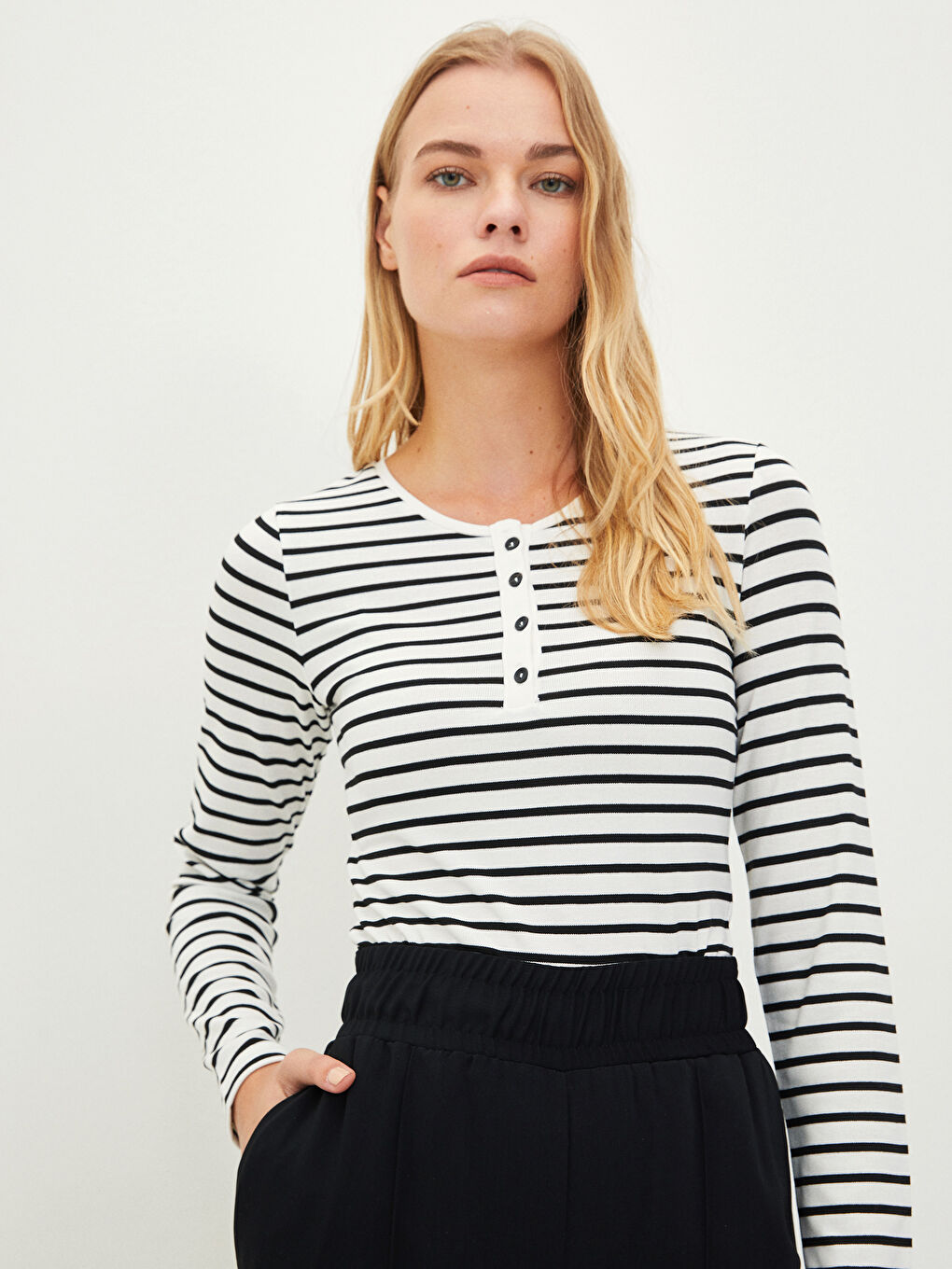 LCWAIKIKI Basic Rundhalsausschnitt Gestreift Langarm T-Shirt für Damen -W1FN36Z8-LRA