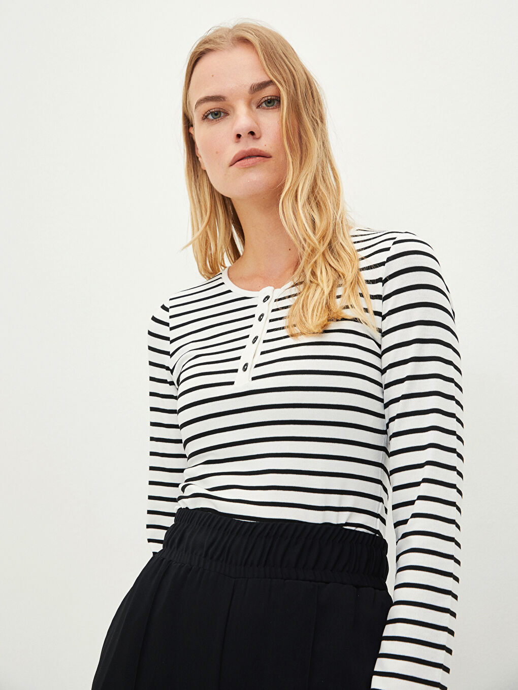 LCWAIKIKI Basic Rundhalsausschnitt Gestreift Langarm T-Shirt für Damen -W1FN36Z8-LRA