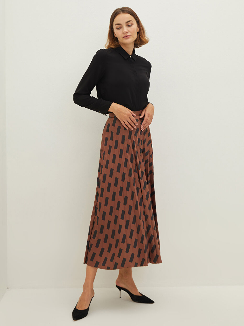 Kahverengi Desenli Saten Kumaş Kadın Pileli Etek-1
