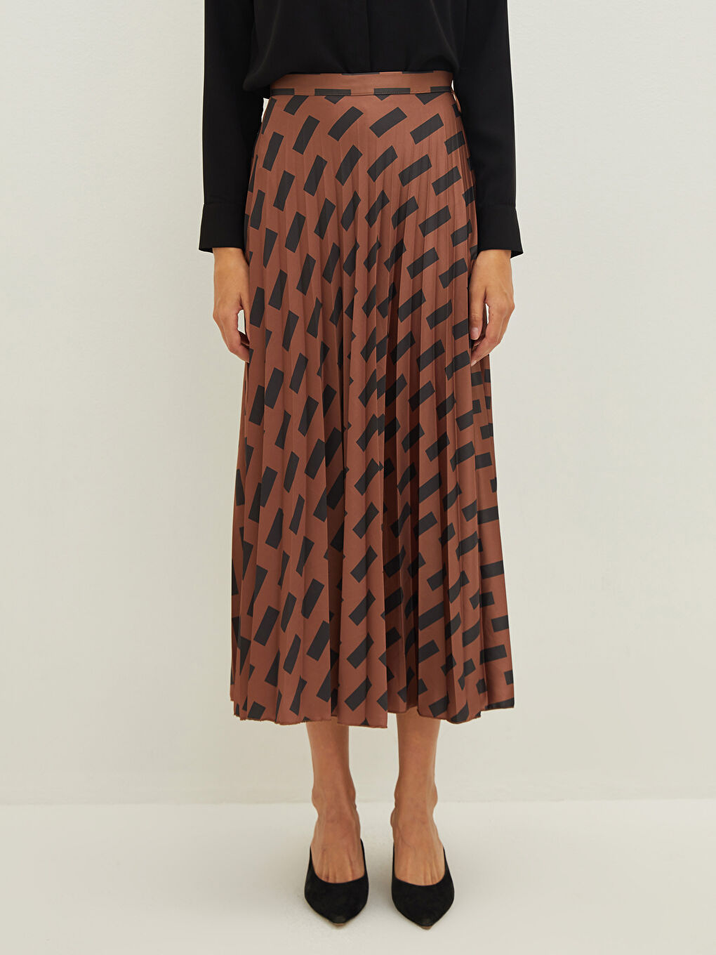 Kahverengi Desenli Saten Kumaş Kadın Pileli Etek-3