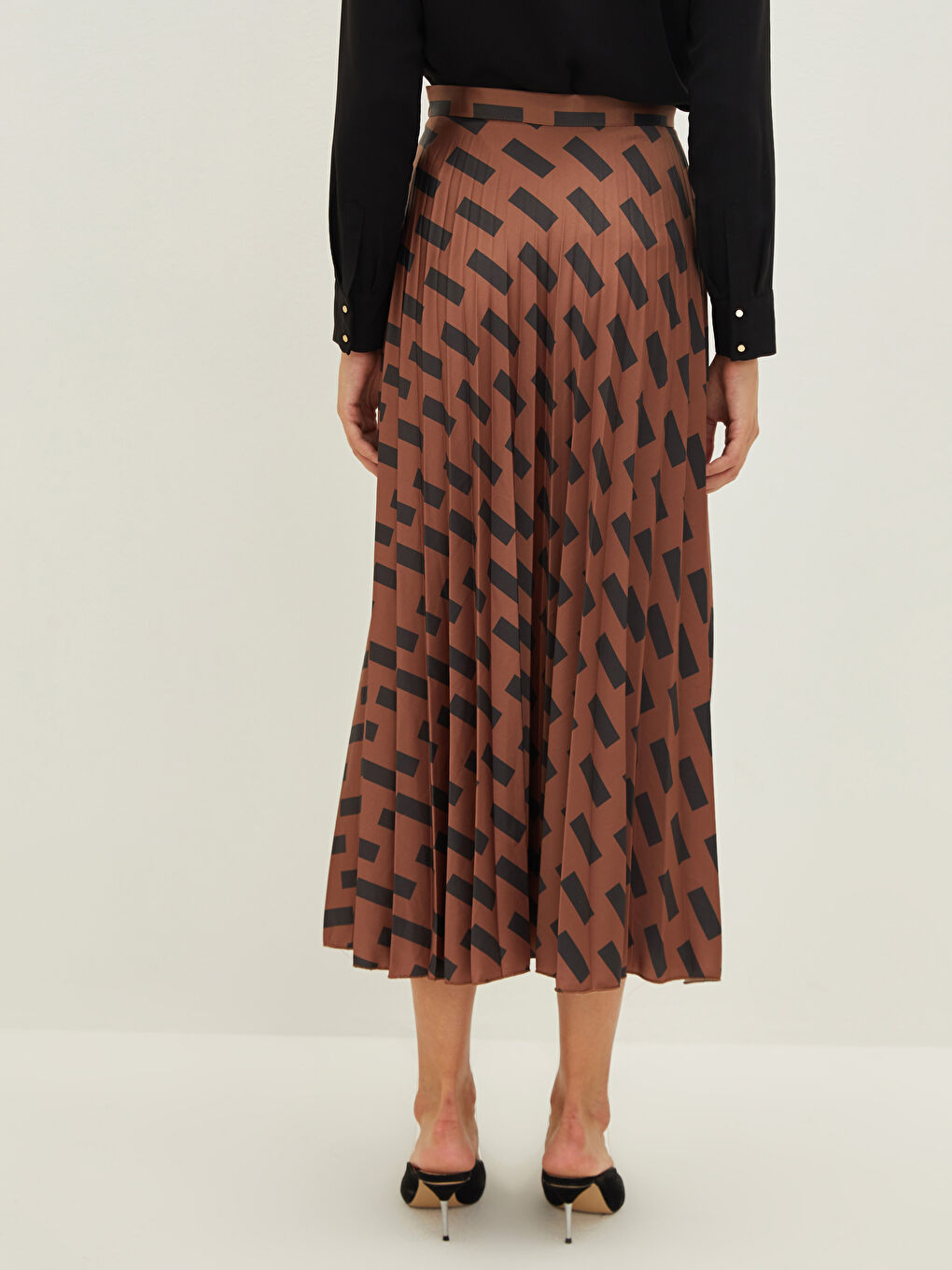 Kahverengi Desenli Saten Kumaş Kadın Pileli Etek-4