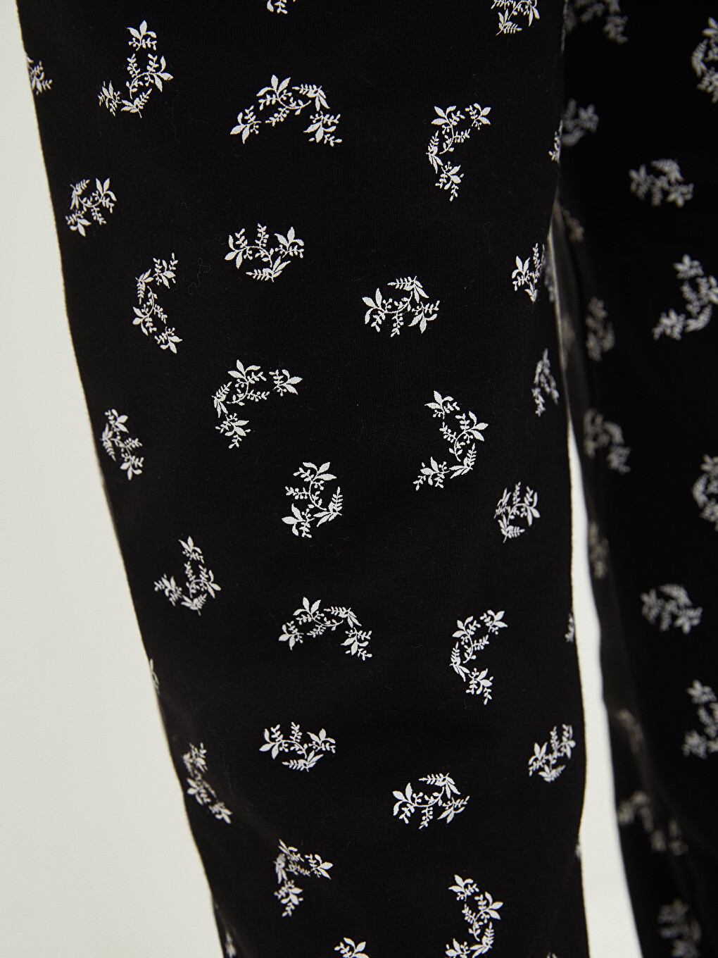 Women's Elastic Waist Patterned Cotton Jogger Sweatpants-3